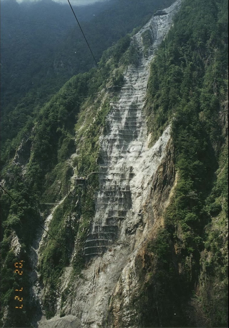 大甲溪流域德基水庫邊坡搶修畫面2002年