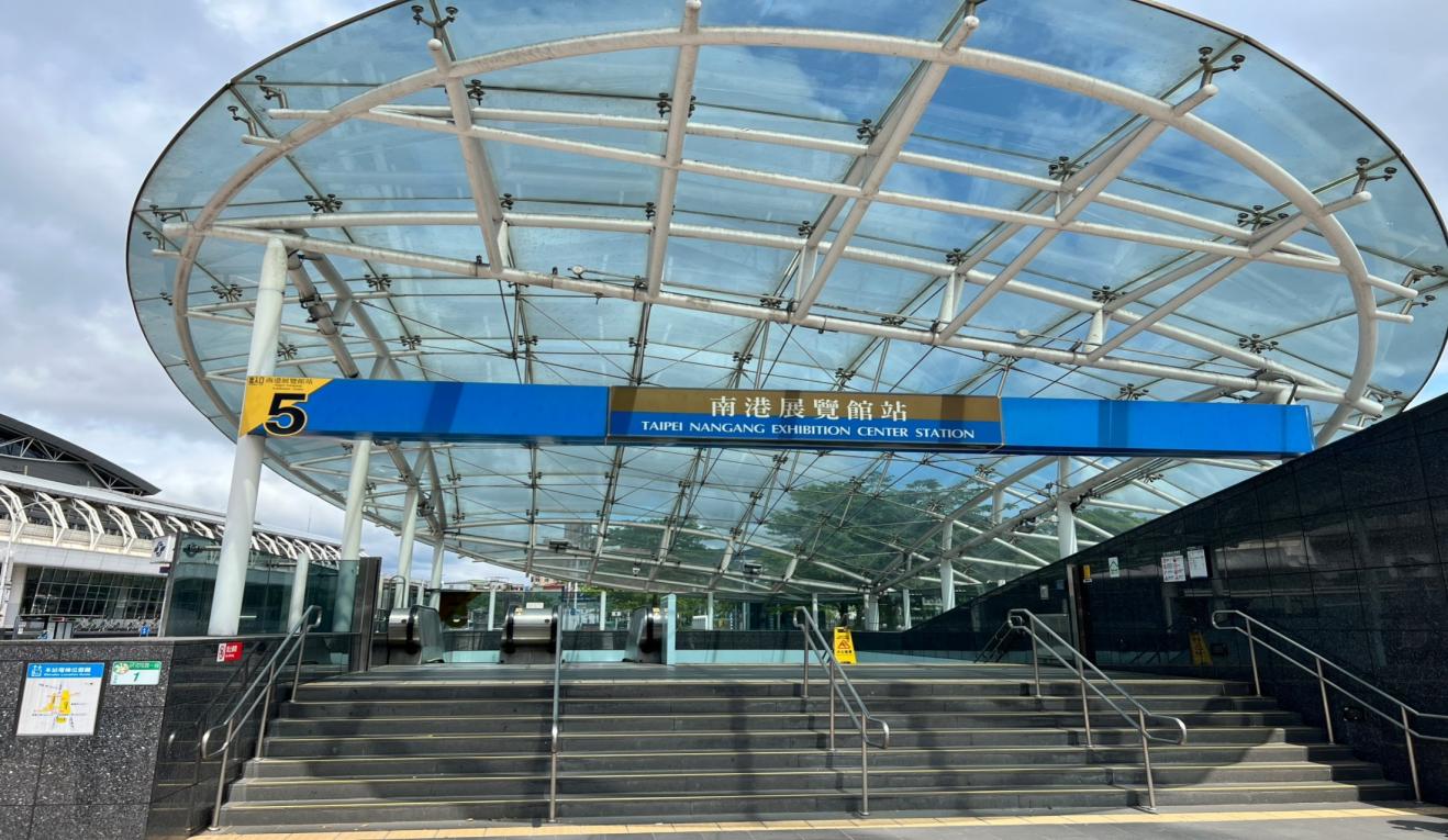捷運板南線南港線南港展覽館站(BL23/BR24)地面層出口