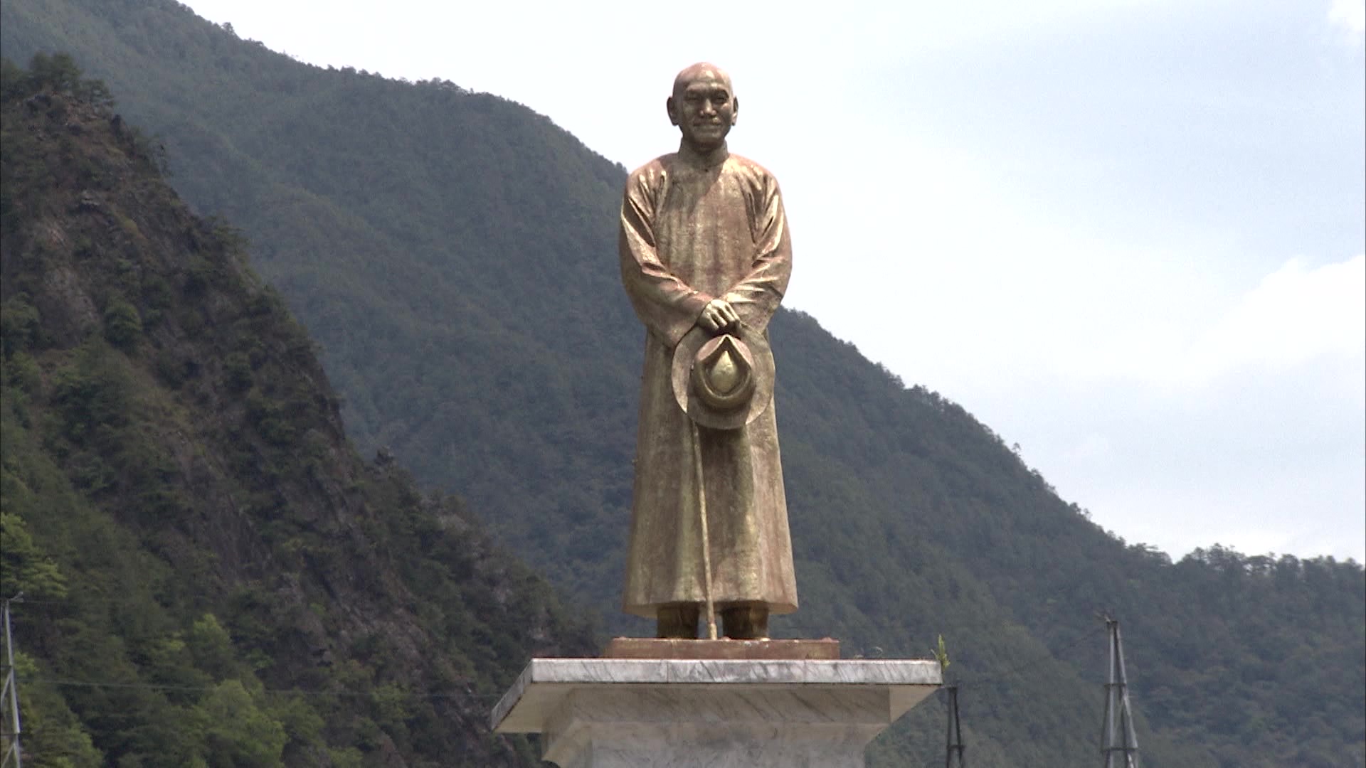 大甲溪流域德基電廠內紀念蔣公逝世銅像
