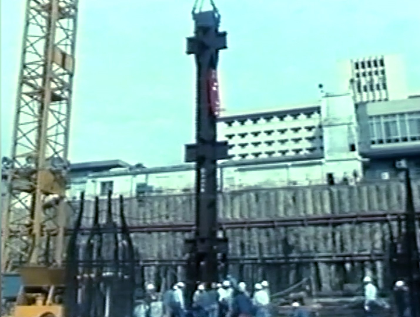 台北榮總醫院中正樓新建工程施工採鋼骨結構第一支鋼柱順利安裝