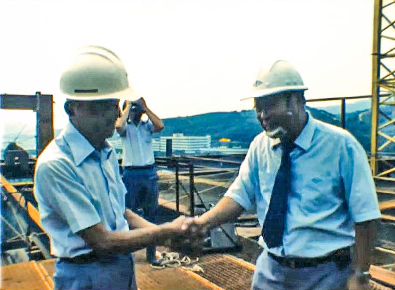 台北榮總醫院中正樓新建工程鋼結構施工鋼樑吊裝完成闕主任道賀