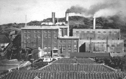 基隆港:北部火力發電所為日治時期台灣電力株式會社於1937年開始建造，1939年落成。發電量為35000KW，為當時東南亞最新、也是發電量最大的火力發電所。