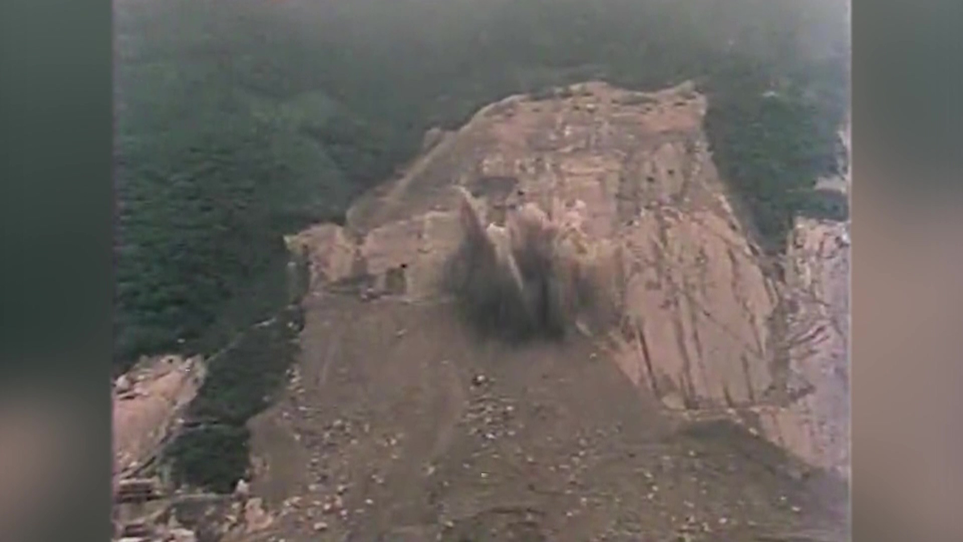 十二項建設翡翠水庫推土機推岩石