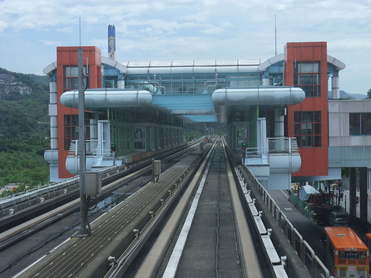 捷運木柵線沿線車站動物園站(BR01)進站