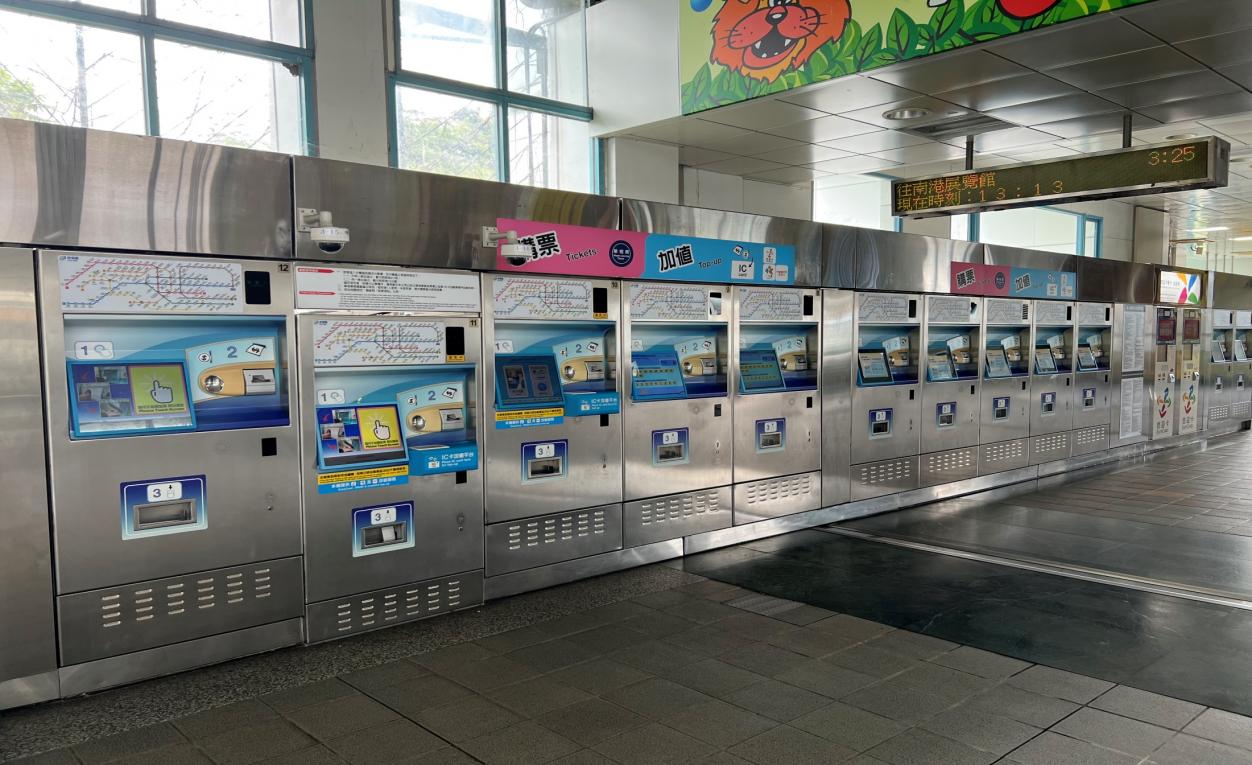 捷運木柵線沿線車站動物園站(BR01)地上三樓大廳層自動售票機