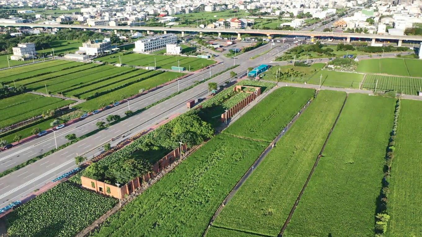 台中港>六燃遺跡(日治時代海軍第六燃料廠舊址)：大甲溪開發計畫是日本海軍籌畫的工程，為了製造高級液體燃料，於新高港建設「第六海軍燃料廠」。