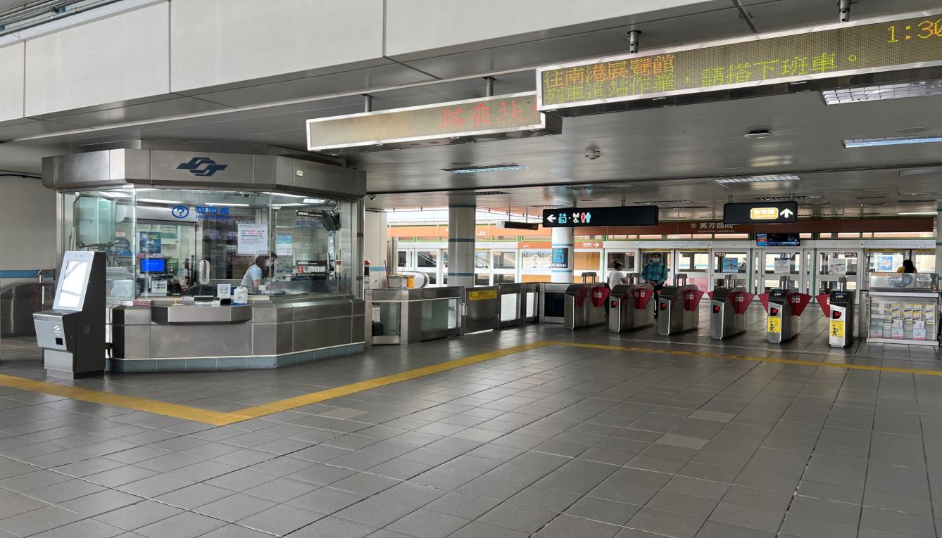 捷運木柵線沿線車站萬芳社醫院站(BR04)地上三樓大廳層驗票閘門