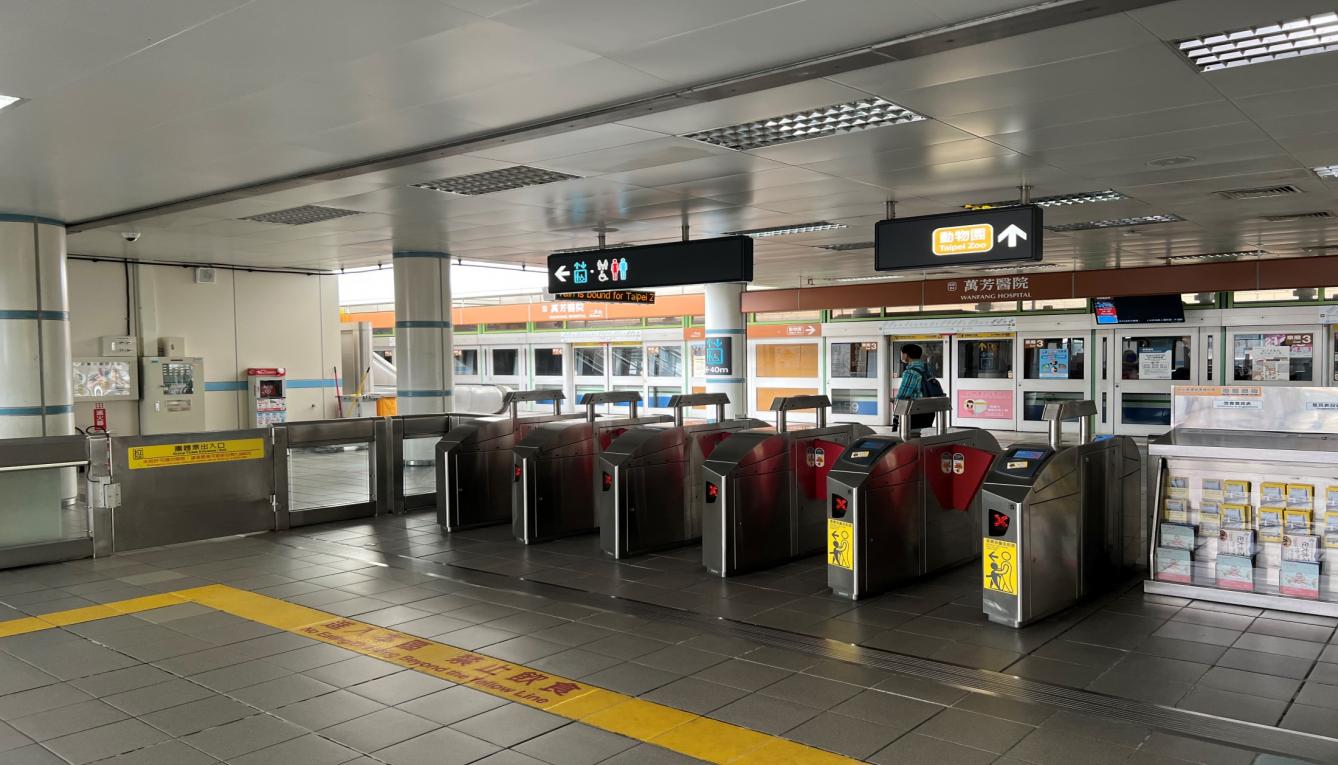 捷運木柵線沿線車站萬芳社醫院站(BR04)地上三樓大廳層驗票閘門