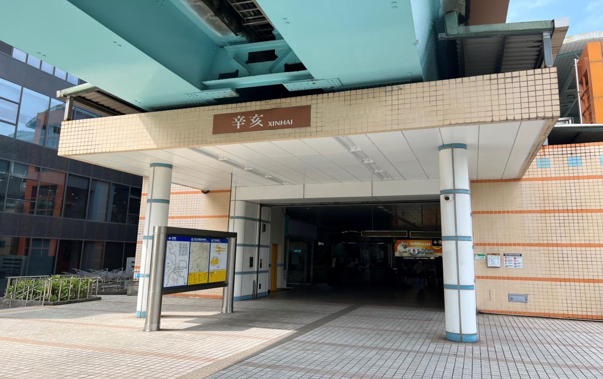 捷運木柵線沿線車站辛亥站(BR05)地面層唯一出入口