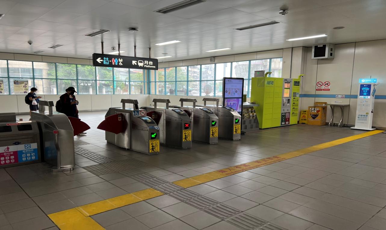 捷運木柵線沿線車站麟光站(BR06)地面穿堂層驗票閘門