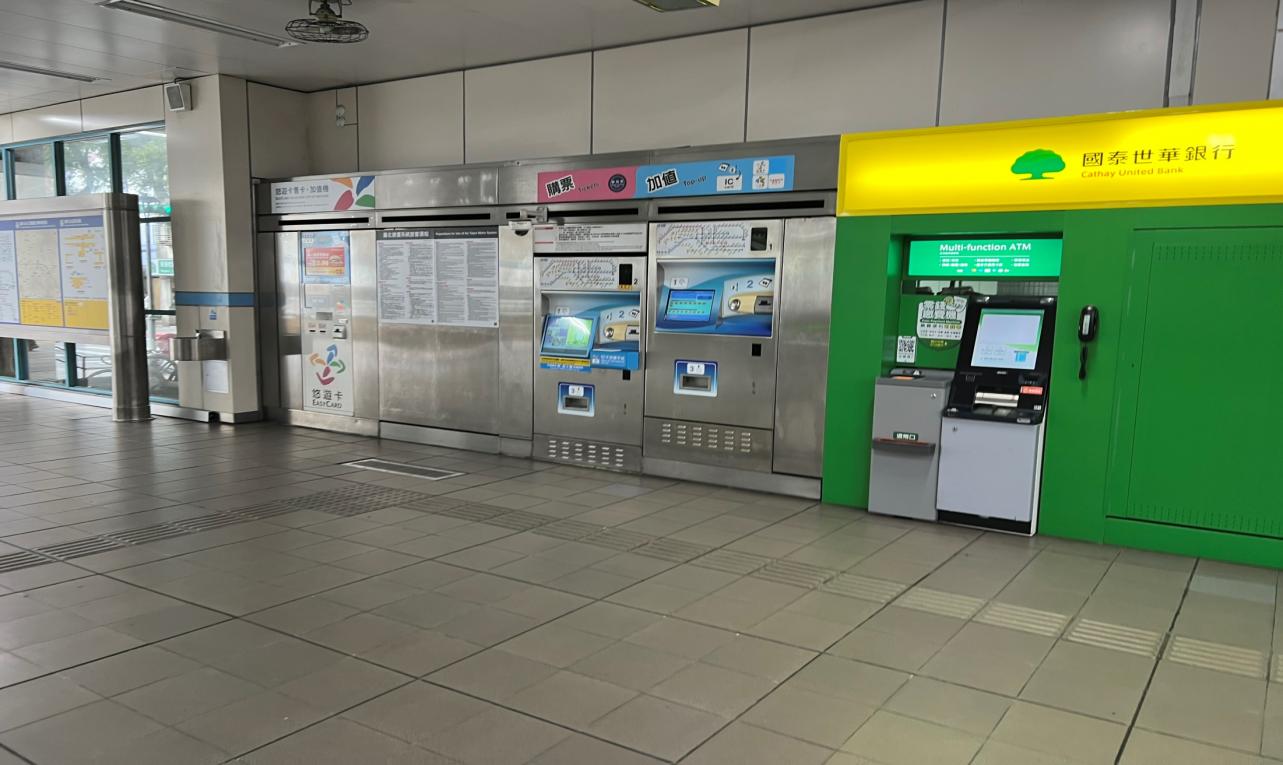 捷運木柵線沿線車站麟光站(BR06)地面穿堂層自動售票機