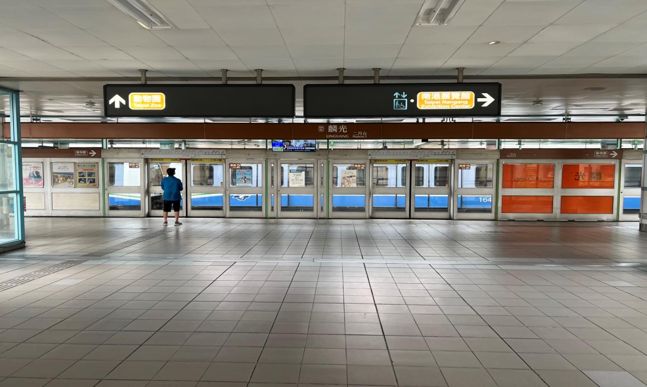 捷運木柵線沿線車站麟光站(BR06)月台層