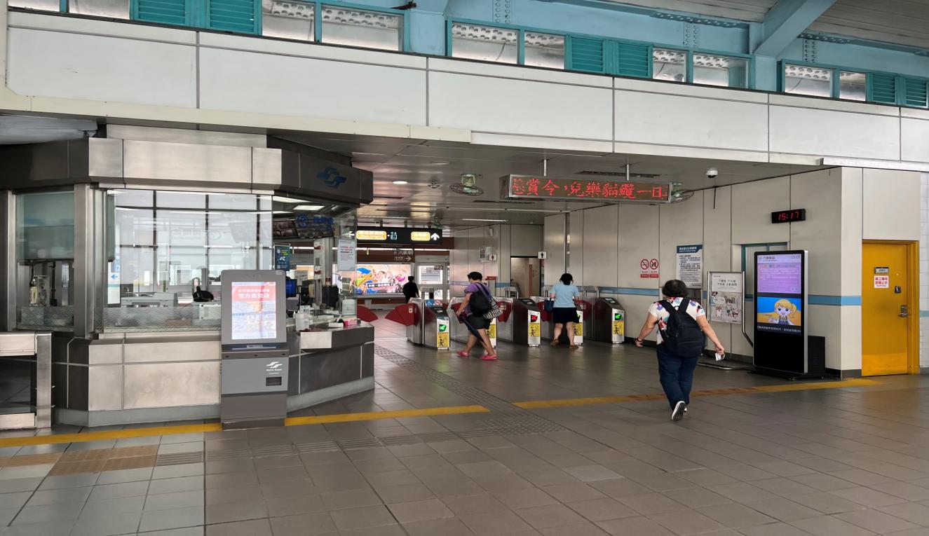 捷運木柵線沿線車站六張犁站(BR07)3樓大廳層驗票閘門