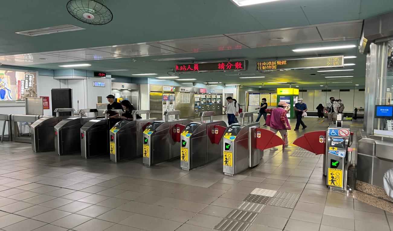 捷運木柵線沿線車站科技大樓站(BR08)3F大廳層驗票閘門