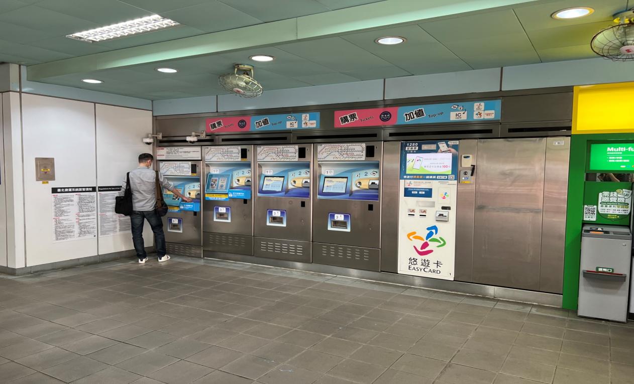 捷運木柵線沿線車站大安站(BR09/R05)地面文湖線大廳層自動售票機