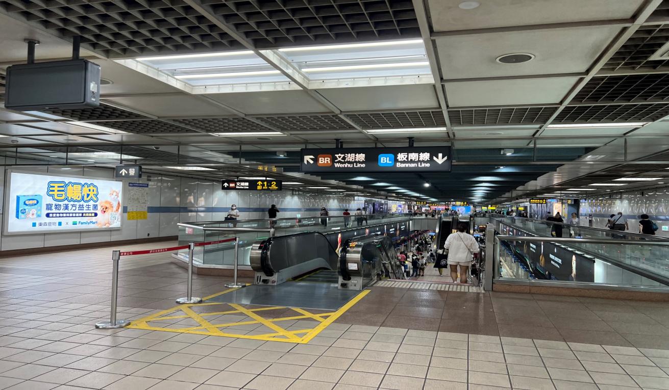捷運木柵線沿線車站忠孝復興站(BR10/BL15)地下三樓板南線大廳層