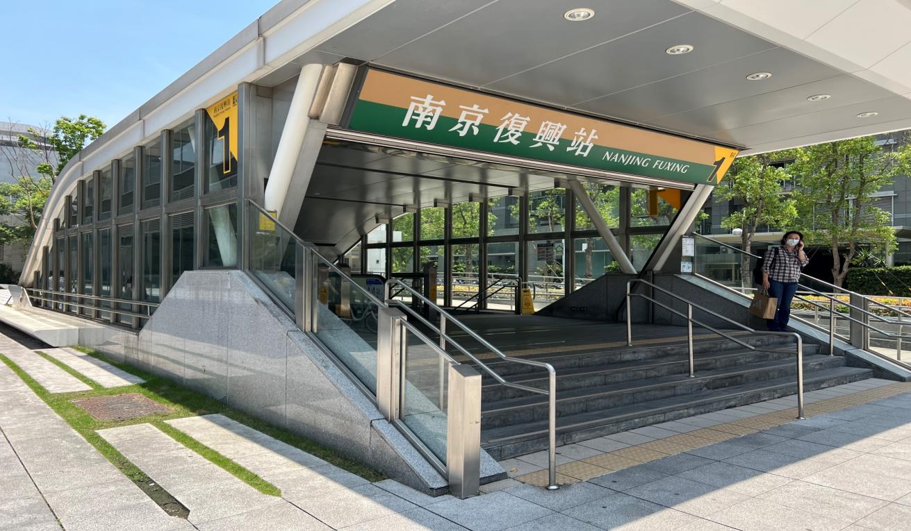 捷運木柵線沿線車站南京復興站(BR11/G16)地面層出入口