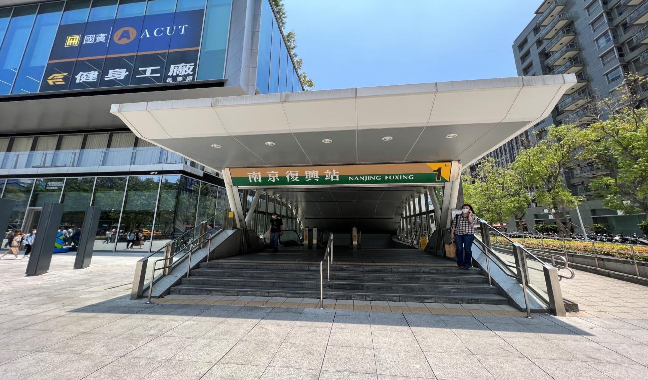 捷運木柵線沿線車站南京復興站(BR11/G16)地面層出入口