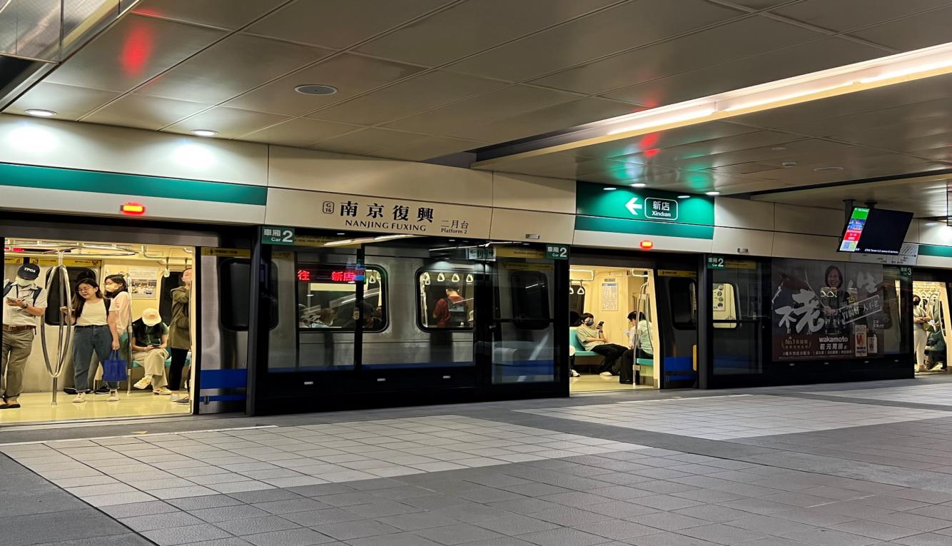 捷運木柵線沿線車站南京復興站(BR11/G16)地下三樓松山新店線月台層