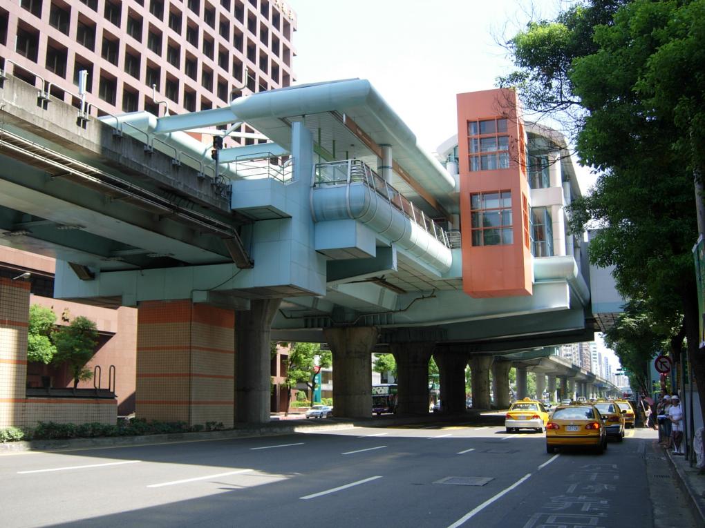 捷運木柵線沿線車站中山國中站(BR12)站體