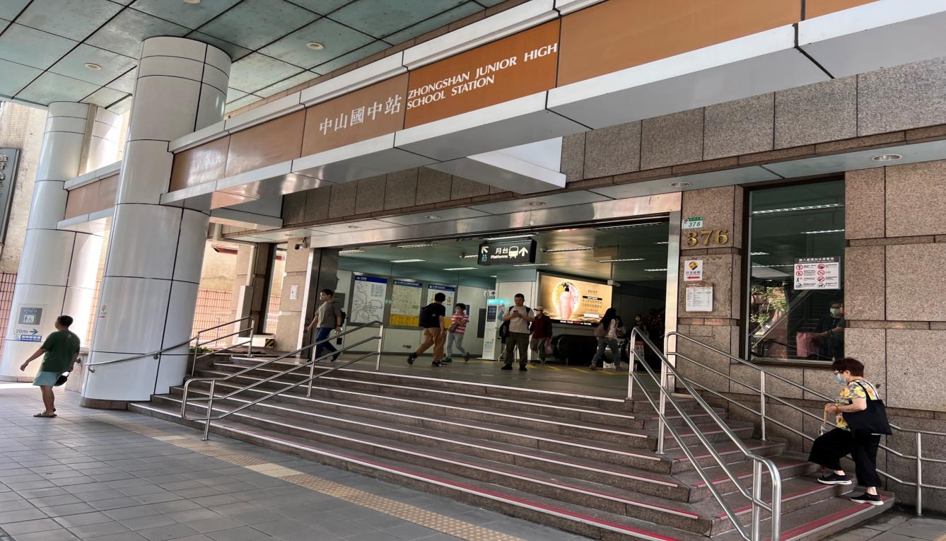 捷運木柵線沿線車站中山國中站(BR12)地面層出入口