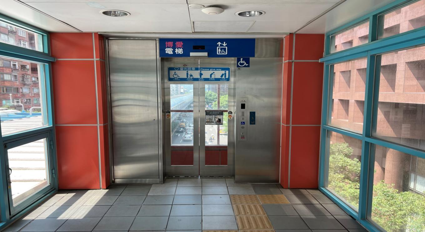 捷運木柵線沿線車站中山國中站(BR12)四樓博愛電梯