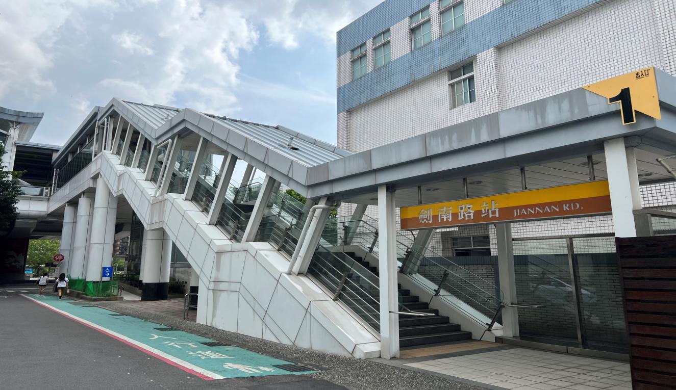 捷運內湖線沿線車站劍南路站(BR15)地面層出入口