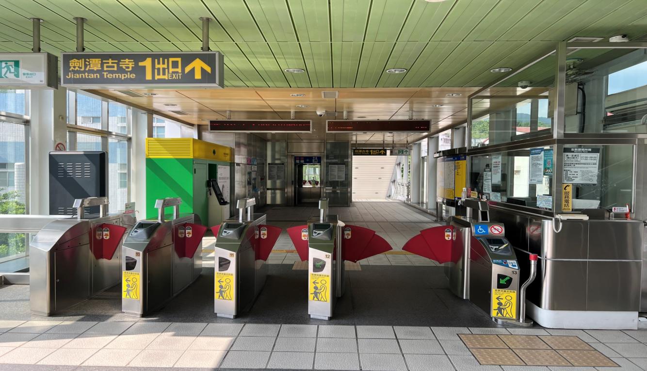 捷運內湖線沿線車站劍南路站(BR15)大廳層驗票閘門