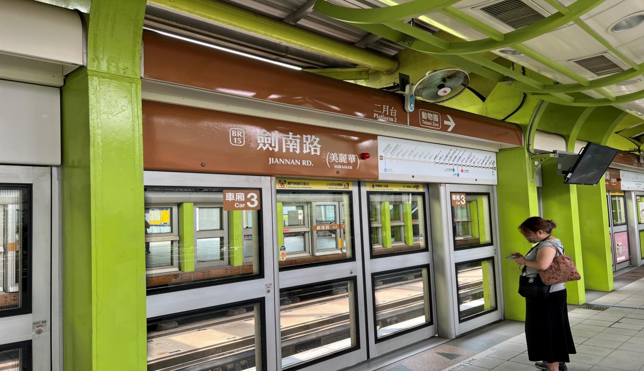 捷運內湖線沿線車站劍南路站(BR15)月台層