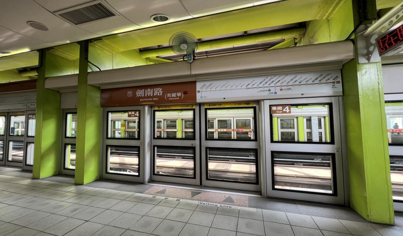 捷運內湖線沿線車站劍南路站(BR15)月台層