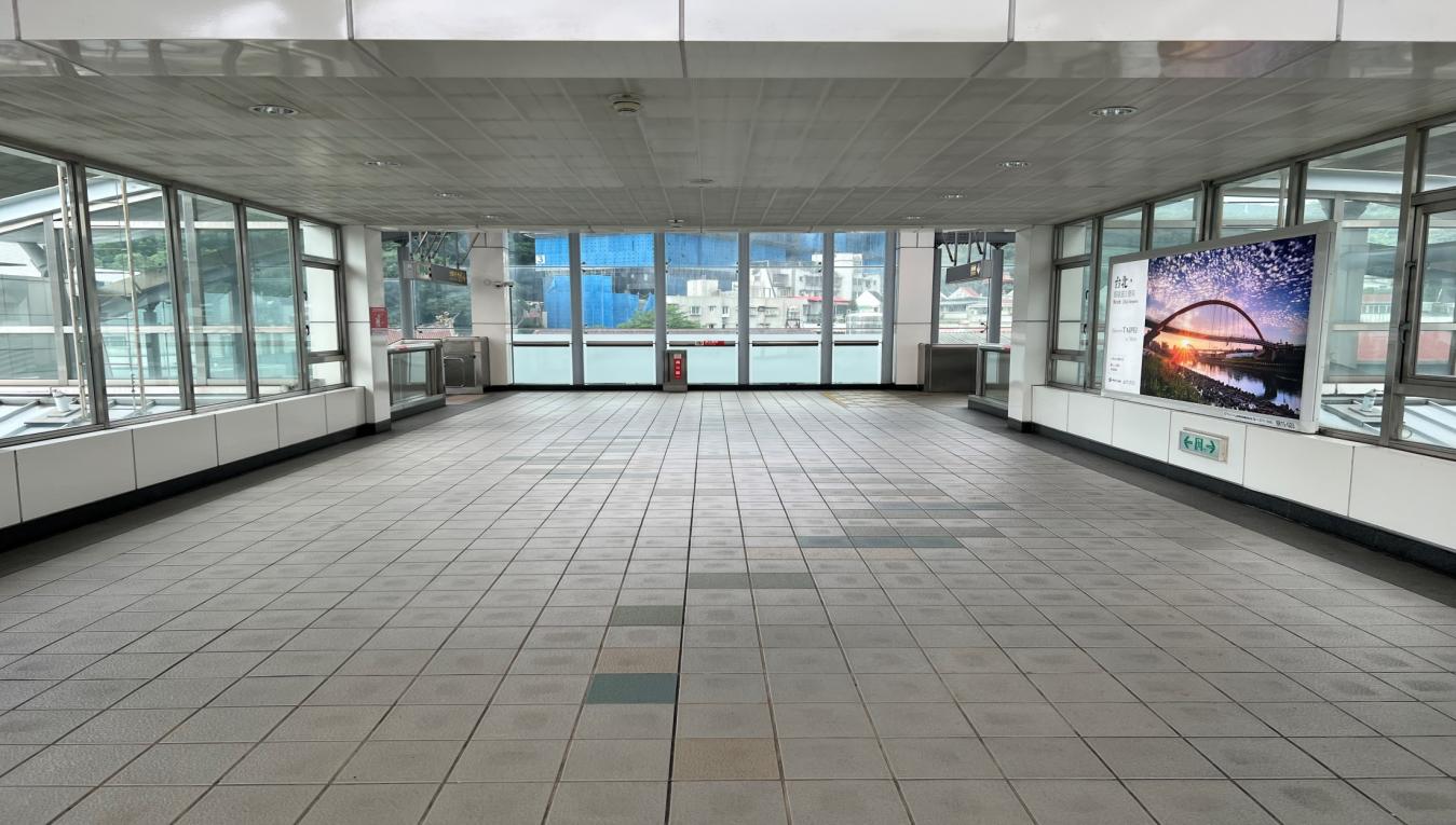 捷運內湖線沿線車站劍南路站(BR15)天橋連絡層