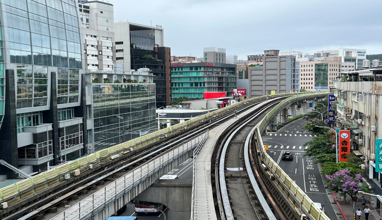 捷運內湖線沿線車站西湖站(BR16)軌道