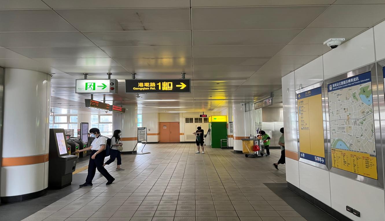 捷運內湖線沿線車站港墘站(B17)北側穿堂月台層