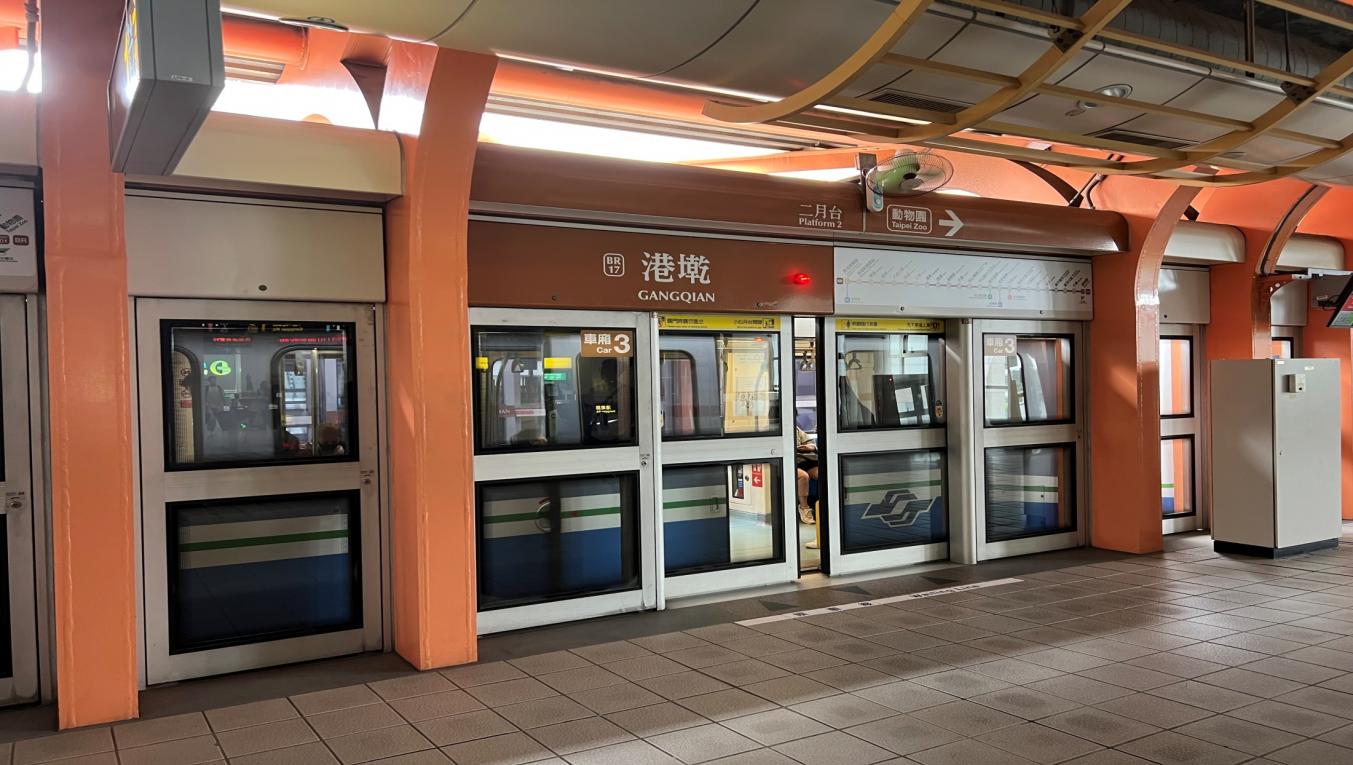 捷運內湖線沿線車站港墘站(B17)月台層