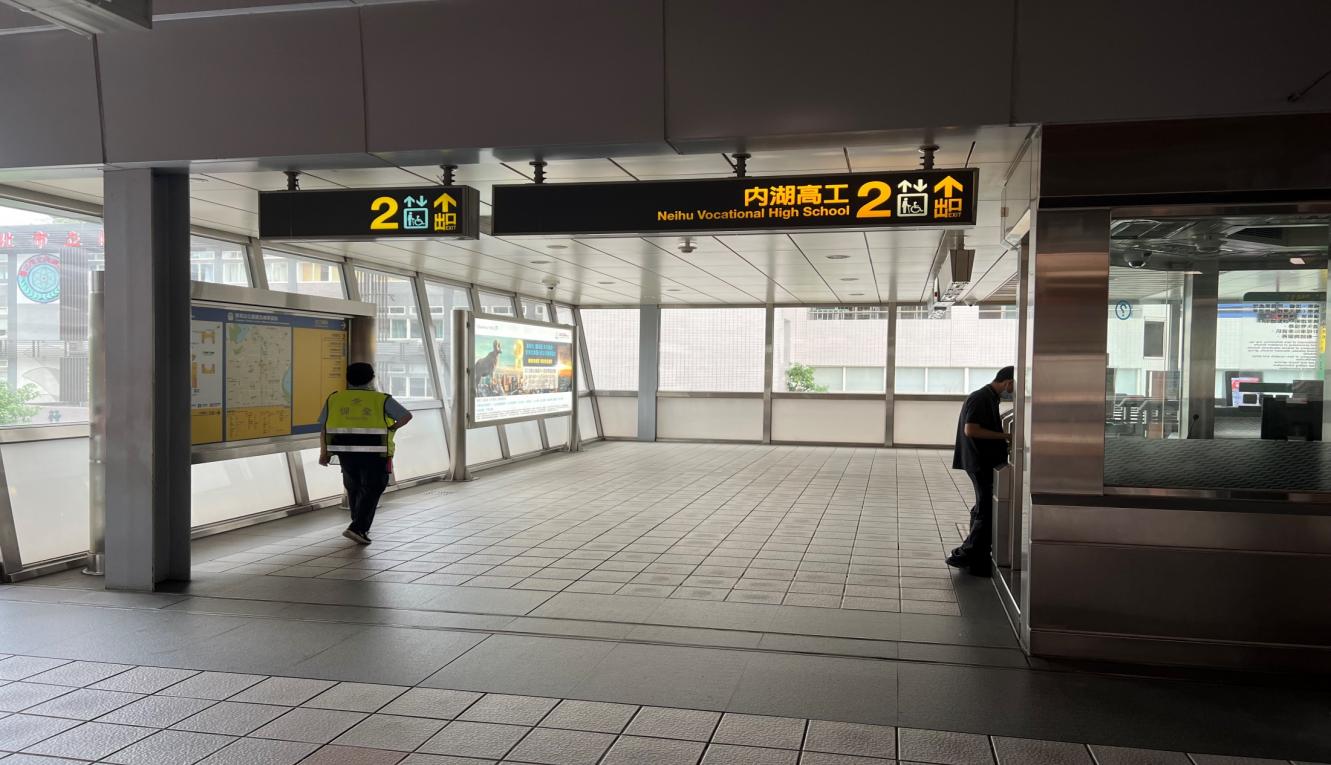 捷運內湖線沿線車站港墘站(B17)月台層