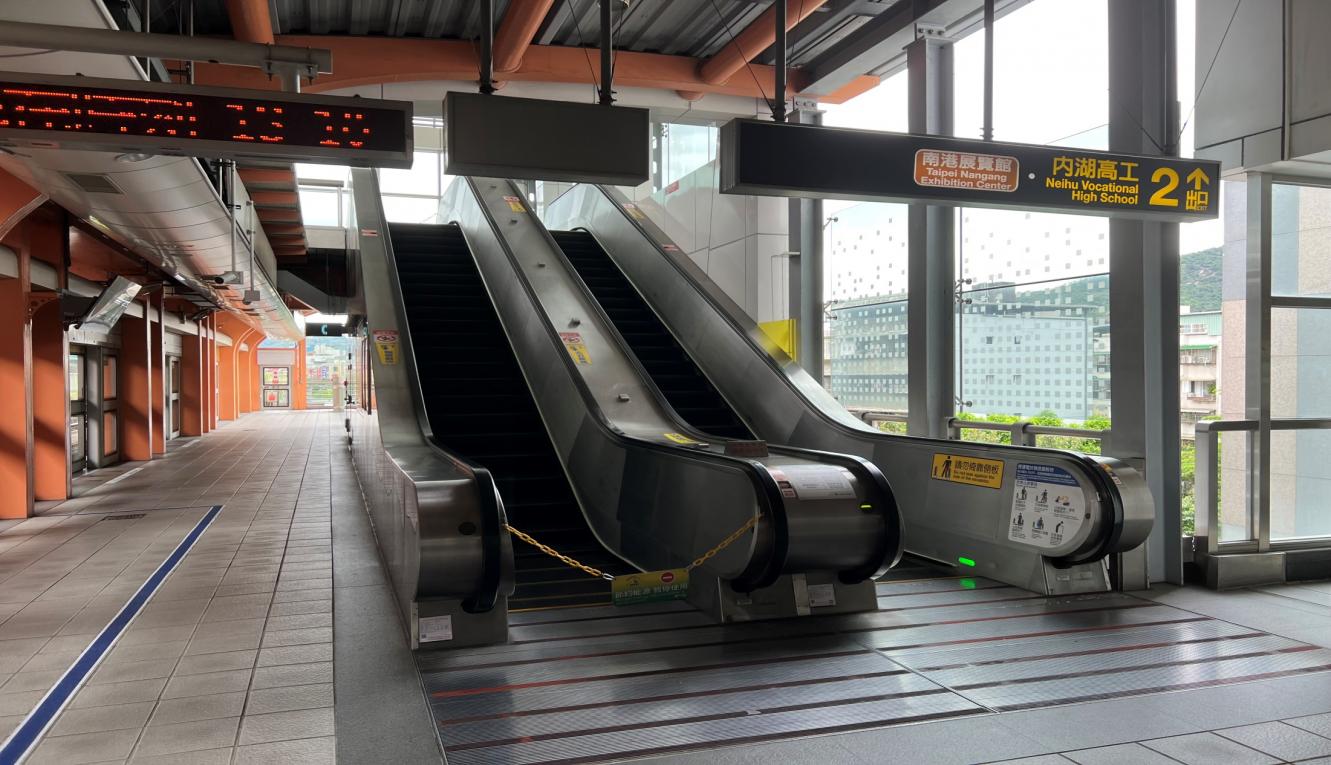 捷運內湖線沿線車站港墘站(B17)月台層
