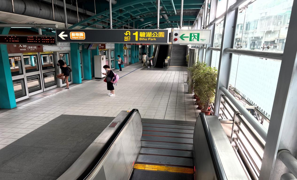 捷運內湖線沿線車站文德站(BR18出口)月台層