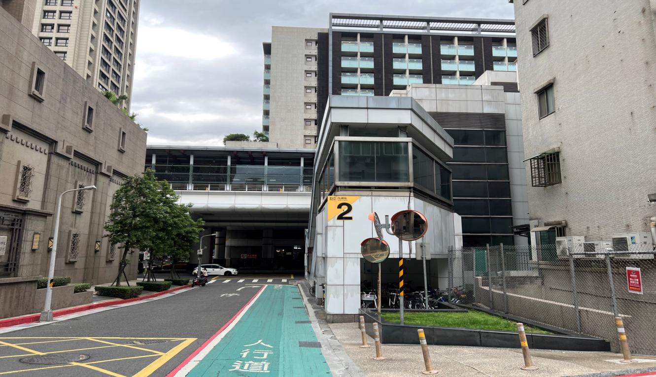 捷運內湖線沿線車站內湖站(BR19)地面層出入口