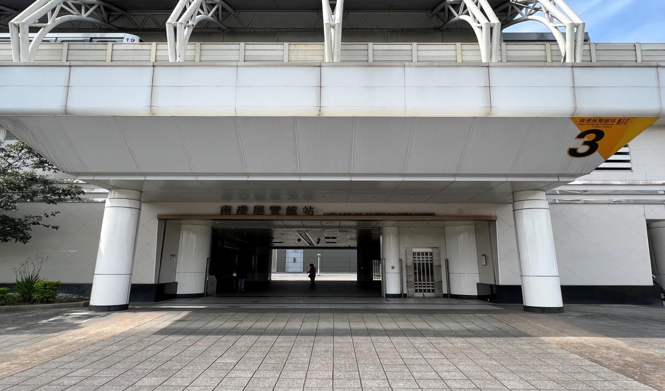 捷運內湖線沿線車站南港展覽館站(BR24)三號出入口