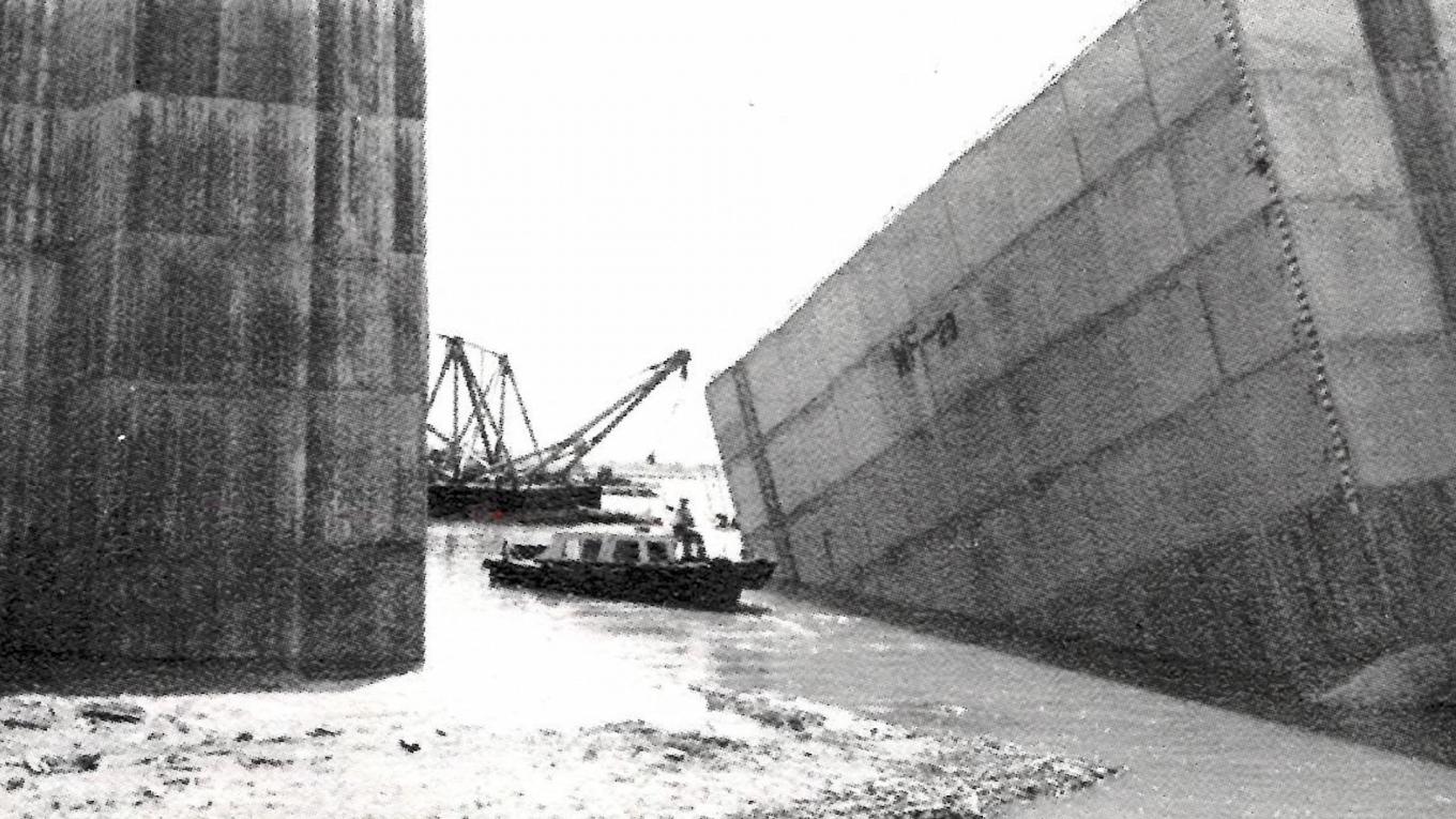 台中港建港沙灘上製造沉箱由挖泥船浚深下水