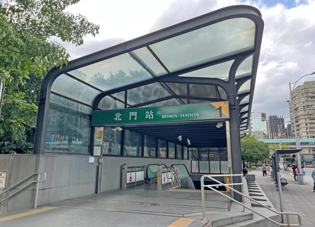 捷運松山新店線之松山線北門站(G13)地面層出入口