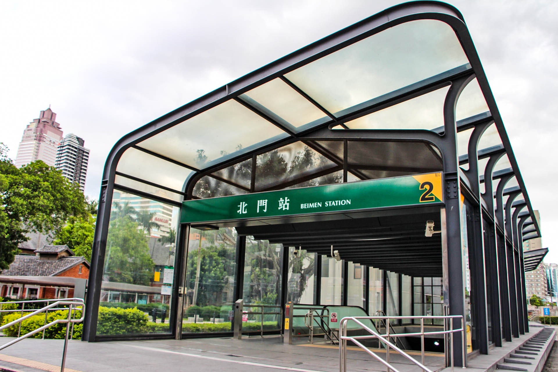 捷運松山新店線之松山線北門站(G13)地面層出入口