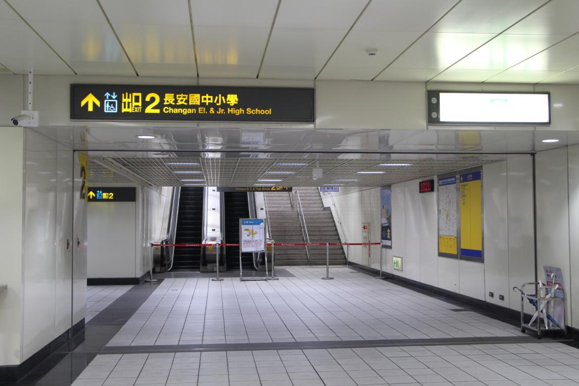 捷運松山新店線之松山線松江南京站(G15/O08)出入口