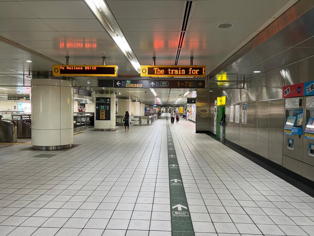 捷運松山新店線之松山線松江南京站(G15/O08)地下一樓大廳層