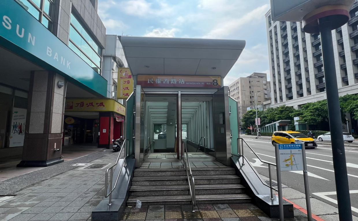 捷運中和新蘆線新莊線台北市段沿線車站-民權西路站(O11)(R13)出入口