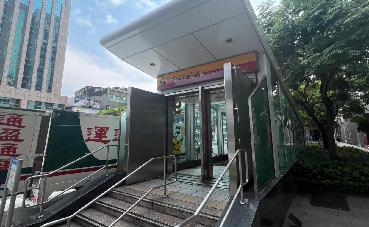 捷運中和新蘆線新莊線台北市段沿線車站-民權西路站(O11)(R13)出入口
