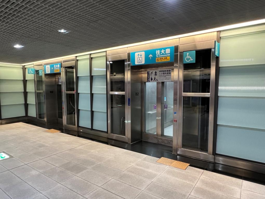 桃園機場捷運沿線車站-機場第二航廈站 (A13)站體設施-出口