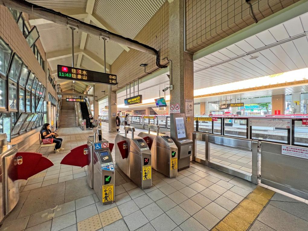 淡海輕軌綠山線沿線車站-紅樹林站-一樓為大廳層及淡水信義線月台層