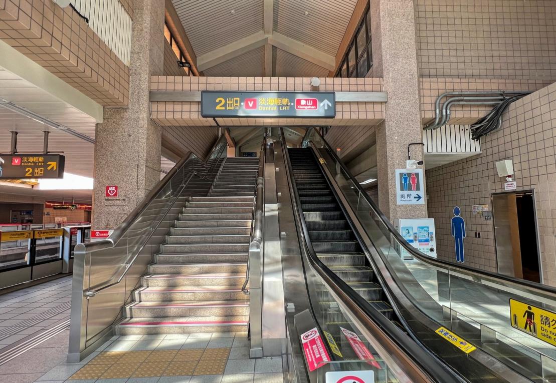 淡海輕軌綠山線沿線車站-紅樹林站-往2樓淡海輕軌轉乘聯通道