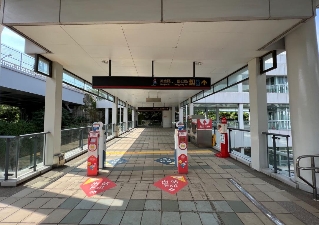 淡海輕軌綠山線沿線車站-淡金鄧公站-出入口